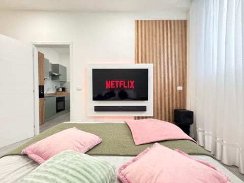 Bed, TV and multimedia, Bedroom