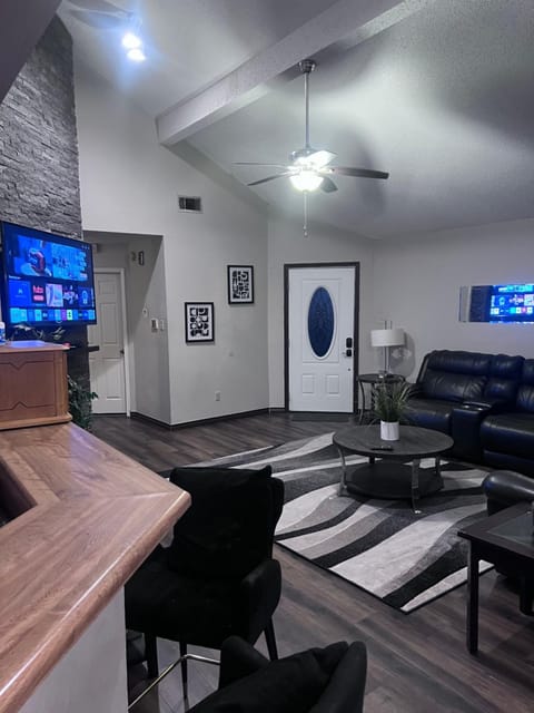 TV and multimedia, Living room, Seating area, fireplace