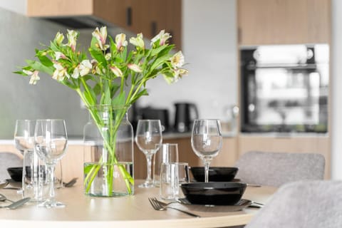 Kitchen or kitchenette, Food and drinks, Dining area, Drinks