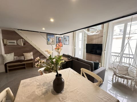 Communal lounge/ TV room, TV and multimedia, Living room, Seating area, Dining area