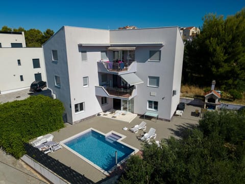 Property building, Garden, Swimming pool