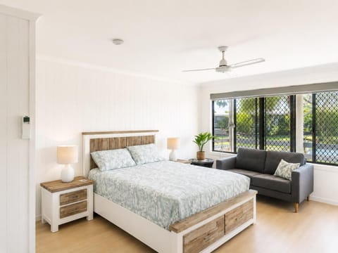 Bed, Seating area