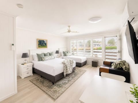 Bed, TV and multimedia, Living room, Seating area, Bedroom