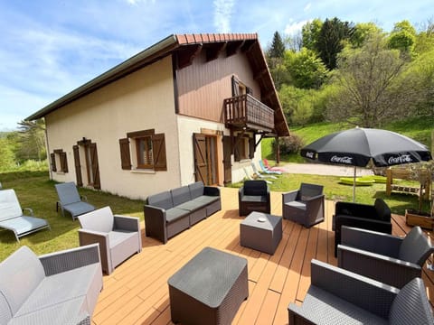 Property building, Patio, Day, Natural landscape, Garden, Balcony/Terrace, Garden view