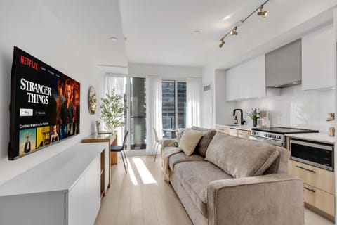 TV and multimedia, Kitchen or kitchenette, Living room, Seating area, Dining area, stove