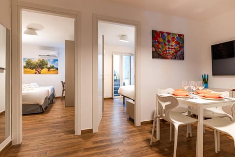 TV and multimedia, Living room, Photo of the whole room, Seating area, Dining area, Evening entertainment, Bedroom