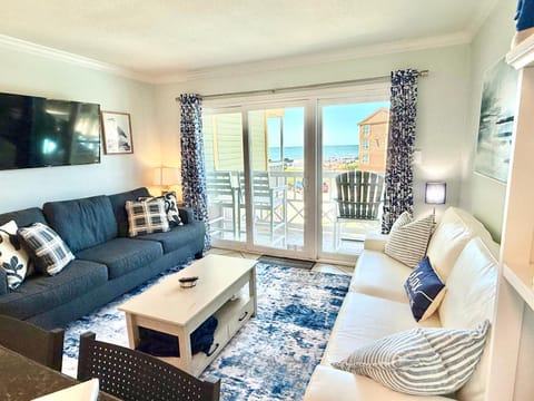 TV and multimedia, View (from property/room), Living room, Evening entertainment, Sea view