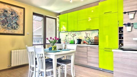 Kitchen or kitchenette, Dining area, minibar, oven, stove