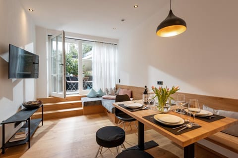 TV and multimedia, Living room, Seating area, Dining area