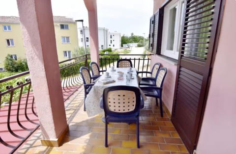Restaurant/places to eat, Balcony/Terrace, Seating area, furniture