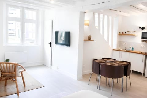 Property building, TV and multimedia, Living room, internet