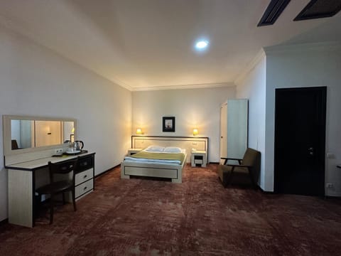 Bed, TV and multimedia, Photo of the whole room, Bedroom, hair dresser