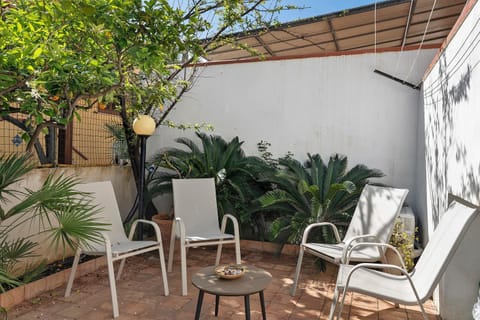 Property building, Balcony/Terrace, Living room