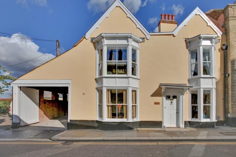 Property building, Facade/entrance, Off site