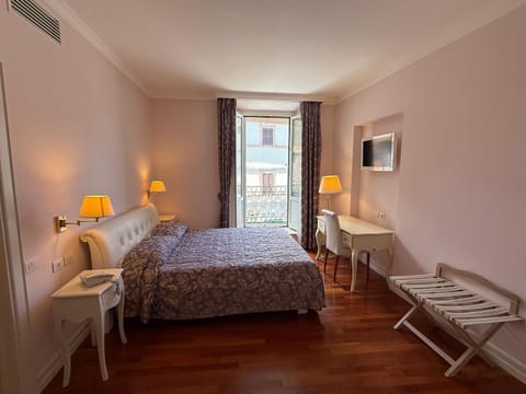 Bed, TV and multimedia, Bedroom