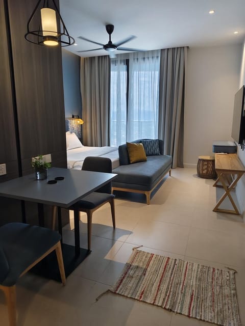 Bed, Photo of the whole room, Seating area, Dining area, Bedroom