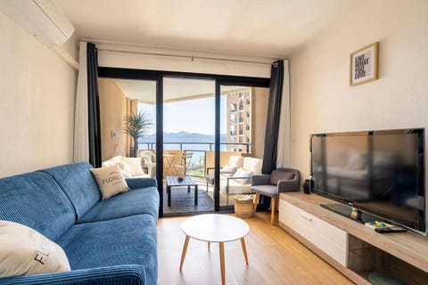 Bird's eye view, TV and multimedia, Balcony/Terrace, Living room, Seating area, Mountain view, Sea view