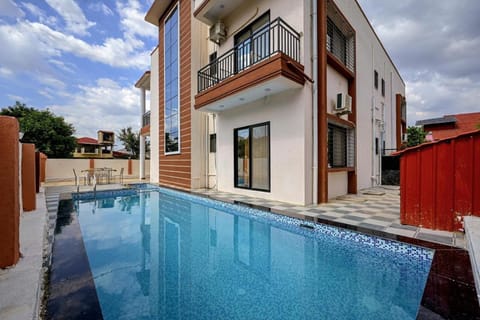 Property building, Patio, Day, Pool view, Swimming pool, sunbed