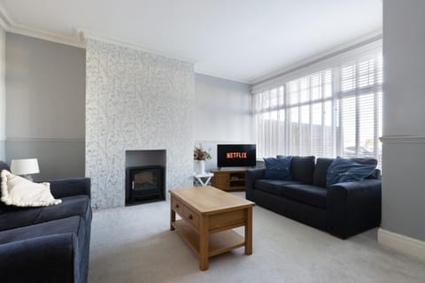 TV and multimedia, Living room, Evening entertainment