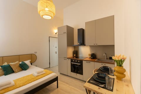 Bed, Kitchen or kitchenette, Living room, Photo of the whole room, Seating area, Bedroom, oven, pet friendly, stove