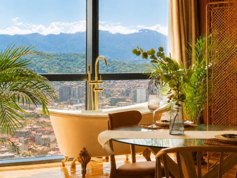 Day, Natural landscape, Bathroom, Balcony/Terrace, Living room, Photo of the whole room, Seating area, Dining area, City view, Mountain view, VIP