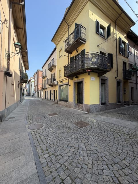 Property building, Day, Neighbourhood, City view, Street view