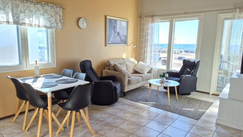 Kitchen or kitchenette, Living room, Seating area, Dining area