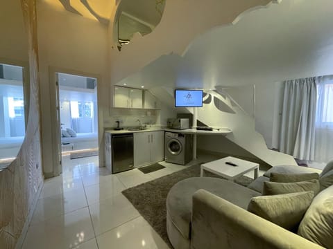 TV and multimedia, Kitchen or kitchenette, Living room, Seating area, washing machine