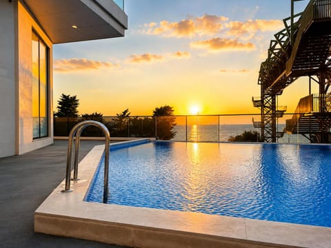 Neighbourhood, Natural landscape, Swimming pool, Location, Sunset