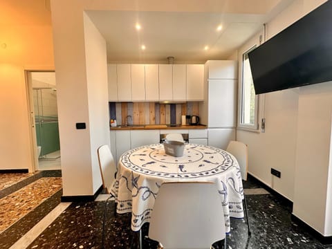 TV and multimedia, Kitchen or kitchenette, Dining area, minibar, oven, stove