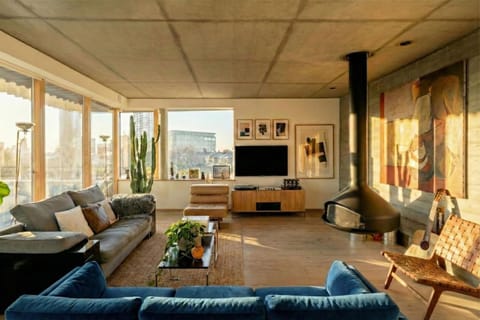 TV and multimedia, View (from property/room), View (from property/room), Living room, Seating area, City view, City view, fireplace, fireplace