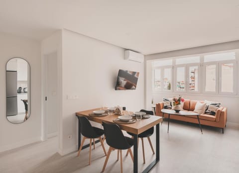 Communal lounge/ TV room, TV and multimedia, Living room, Seating area, Dining area