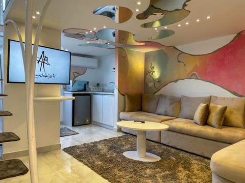 TV and multimedia, Kitchen or kitchenette, Living room, Seating area