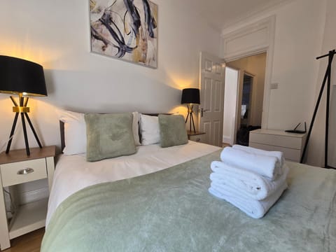 Bed, Photo of the whole room, Bedroom, towels