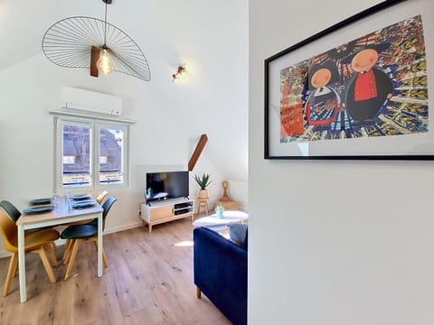 TV and multimedia, Living room, Decorative detail, Seating area, Dining area