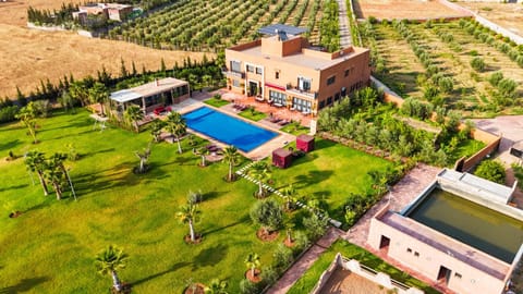 Property building, Day, Natural landscape, Bird's eye view, Garden, Swimming pool, sunbed