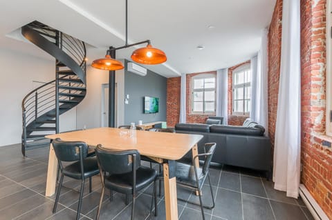Photo of the whole room, Dining area