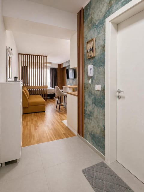 Bed, TV and multimedia, Living room, Photo of the whole room, Seating area, Bedroom