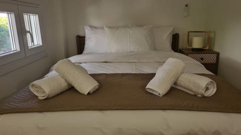 Bed, Bedroom, towels