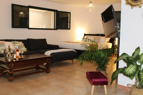 Bed, TV and multimedia, Photo of the whole room, Bedroom