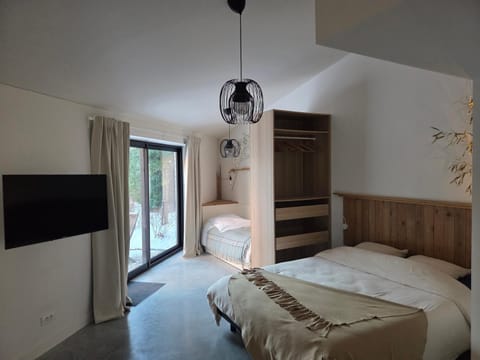 Photo of the whole room, Bedroom