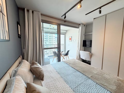 Bed, TV and multimedia, Balcony/Terrace, Photo of the whole room, wardrobe