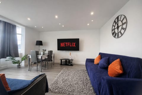 Communal lounge/ TV room, TV and multimedia, Living room, Seating area, Dining area, Evening entertainment