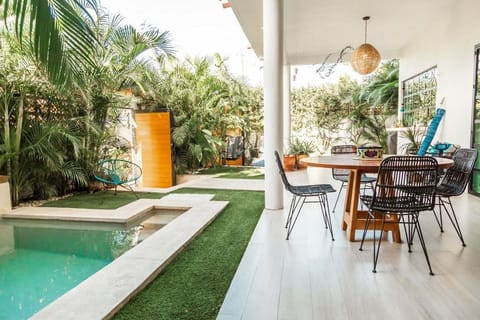 Garden, Dining area, Swimming pool