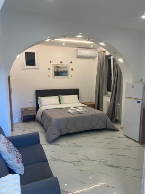 Bed, TV and multimedia, Photo of the whole room, Bedroom, minibar, air conditioner