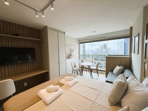 Bed, TV and multimedia, Photo of the whole room, Dining area, Bedroom, towels