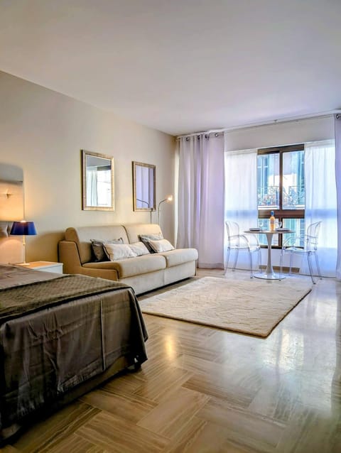 Bed, Living room, Photo of the whole room, Seating area, Bedroom