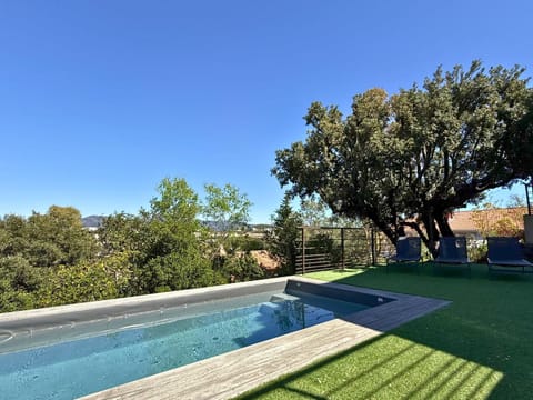 Swimming pool, sunbed