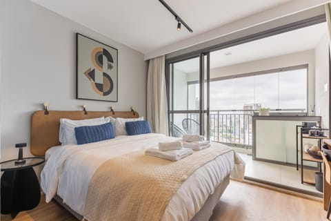 Bed, View (from property/room), Balcony/Terrace, Photo of the whole room, towels