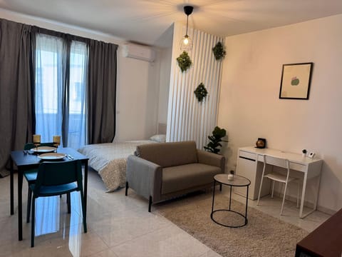 Bed, Living room, Photo of the whole room, Seating area, Dining area, Bedroom, air conditioner